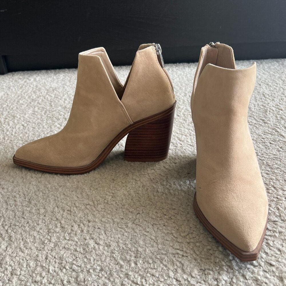 LIKE NEW! Vince Camuto Gigietta Ankle Suede Bootie in Tortilla Tan Beige Size 7